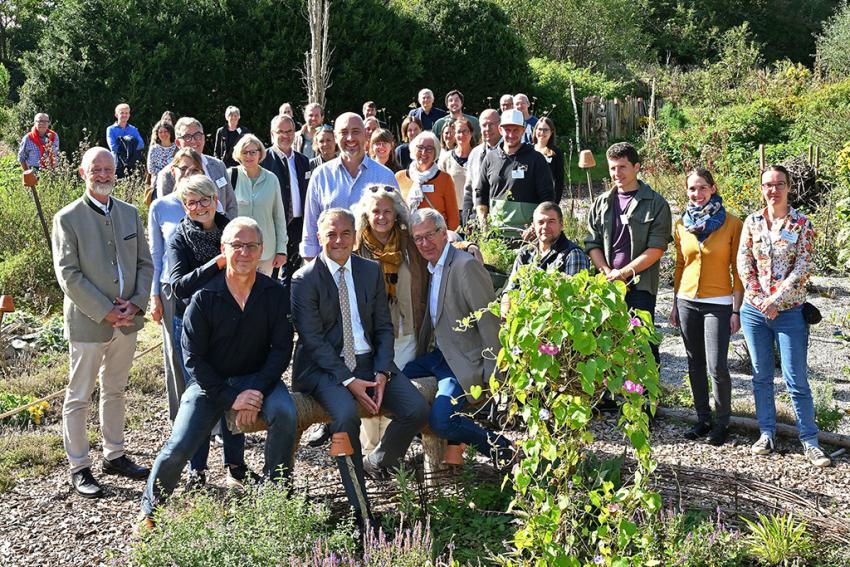 Gruppenbild mit Teilnehmerinnen und Teilnehmer der Veranstaltung im Insektengarten der Gärtnerei Dumbsky, Foto: StMUV