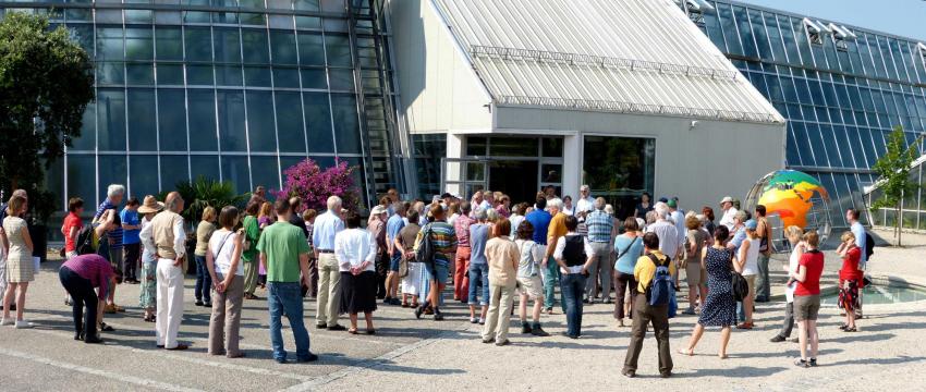 Teilnehmende im Eingangsbereich der ÖBG vor dem Start einer öffentlichen Themenführung (Urheber: Ullmann Wolfgang)