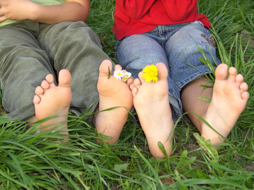 Kinderfüße mit Gänseblümchen, Foto: Anni Eschenbach