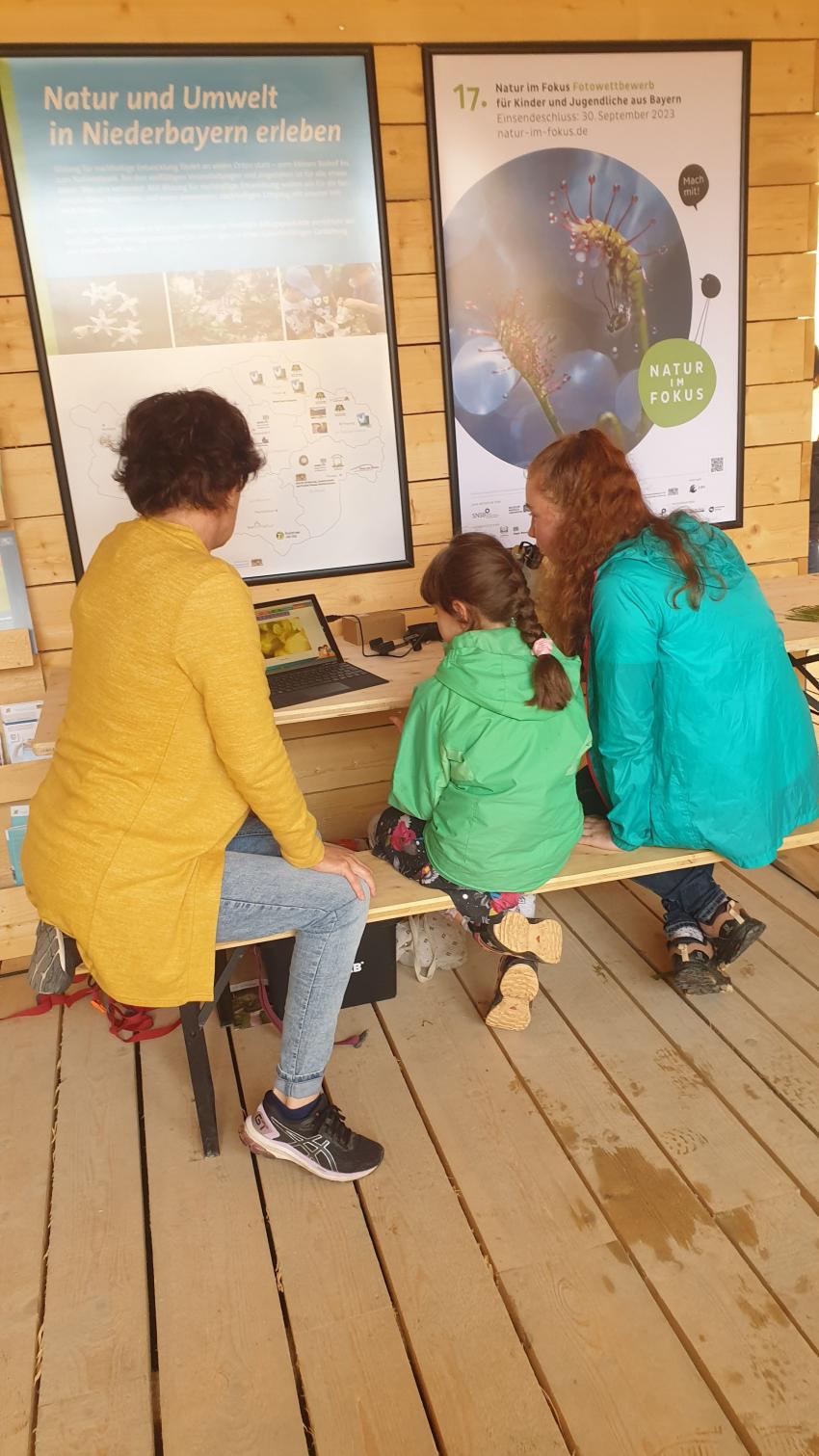 Mikroskopieren auf der Landesgartenschau (Foto: C. Linhard, Sabine Perzl)