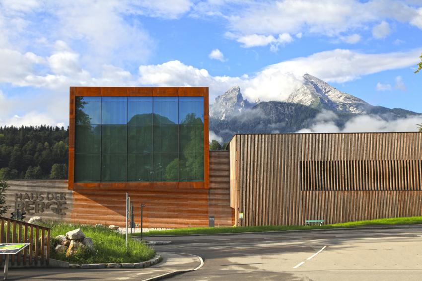 Blick auf das Nationalparkzentrum Haus der Berge mit Watzmann im Hintergrund Foto: Hans Stanggassinger
