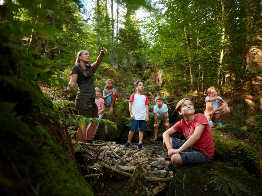 Nationalpark Rangerin mit Kindergruppe (Urheber: Jan Greune)