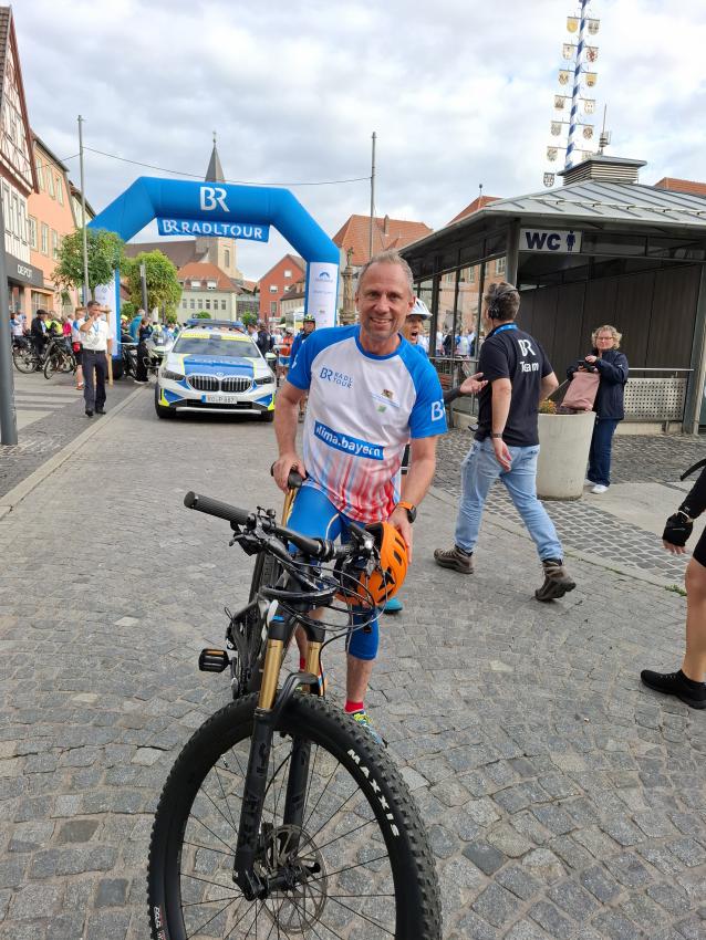Umweltminister Thorsten Glauber vor dem Start der BR-RADLTOUR 
