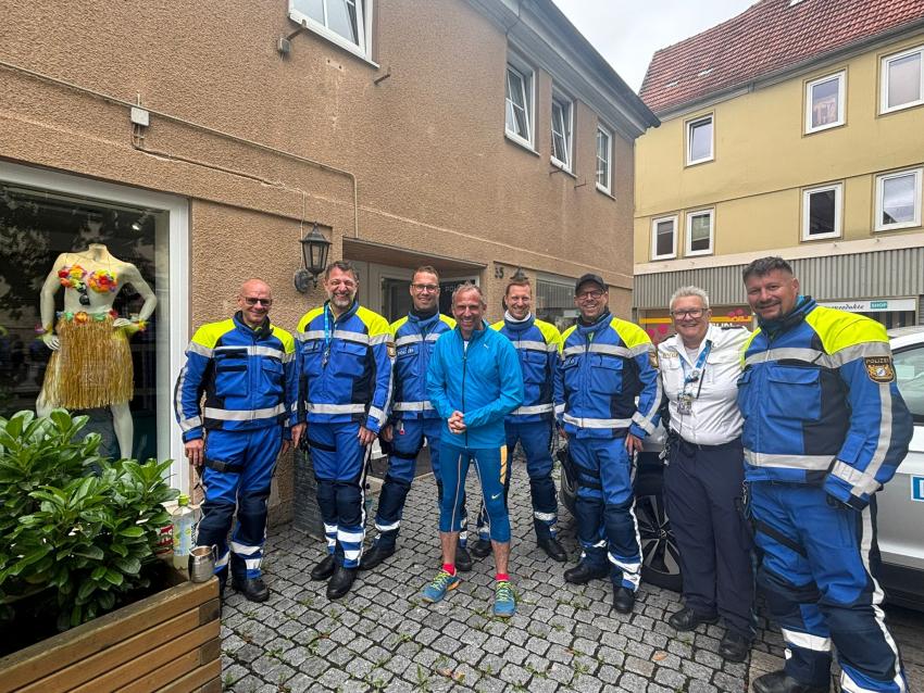 Umweltminister Glauber und die Einsatzkräfte der Polizei 