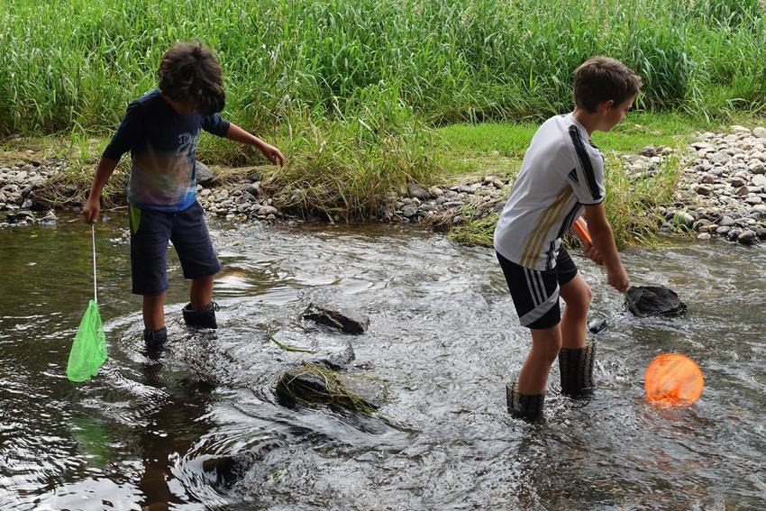 Zwei Jungen mit Keschern im Bach, Foto: Wasserwirtschaftsamt Weiden