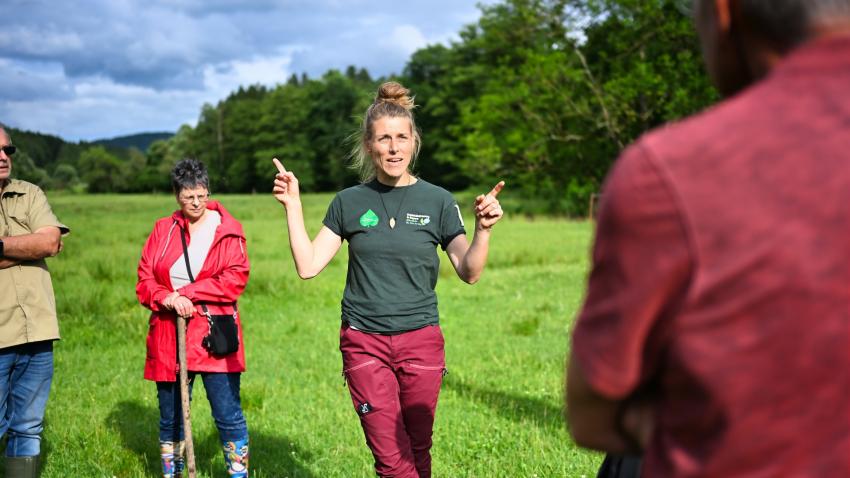 Gebietsbetreuerin Sabrina Jochum erläuterte die naturnahe Weidehaltung.