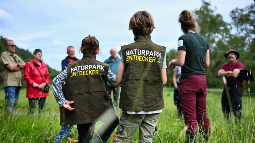 Mit Entdeckerwesten, Keschern und Lupen wurde die Insektenvielfalt auf der Weide erforscht.