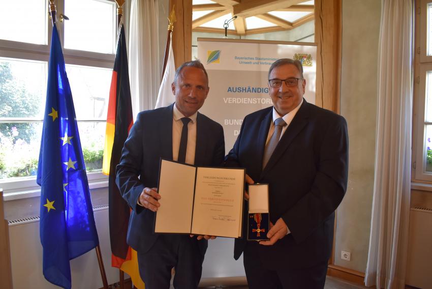 Glauber hat Verdienstorden der Bundesrepublik Deutschland an Herrn Werner Wolf aus Gräfenberg ausgehändigt