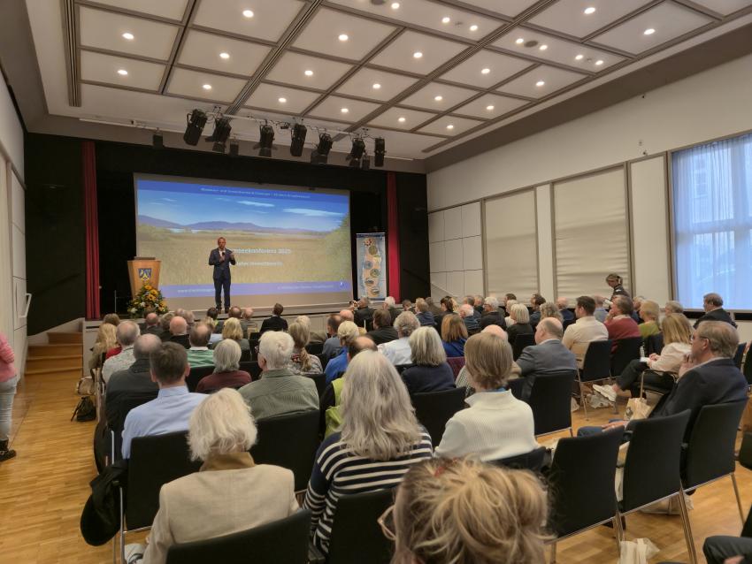 Umweltminister Thorsten Glauber hält ein Grußwort auf der Chiemsee Konferenz 2025