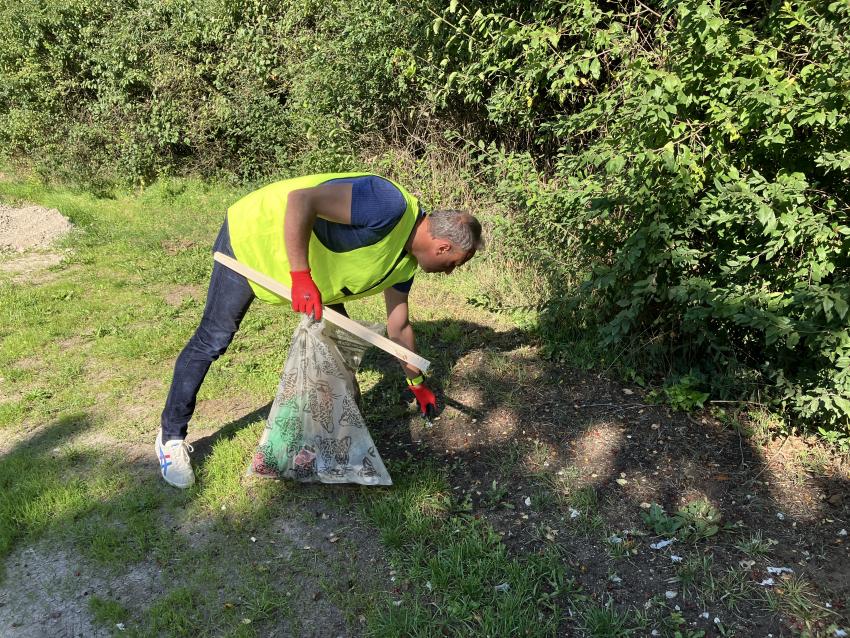 Minister Glauber sammelt Müll ein 