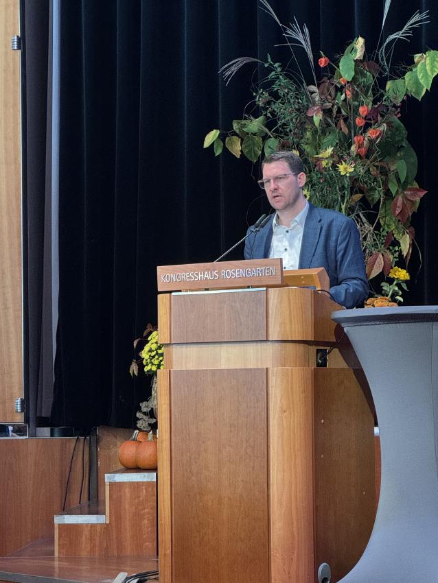 Am Rednerpult steht Dominik Sauerteig (Oberbürgermeister der Stadt Coburg) und hält ein Grußwort.