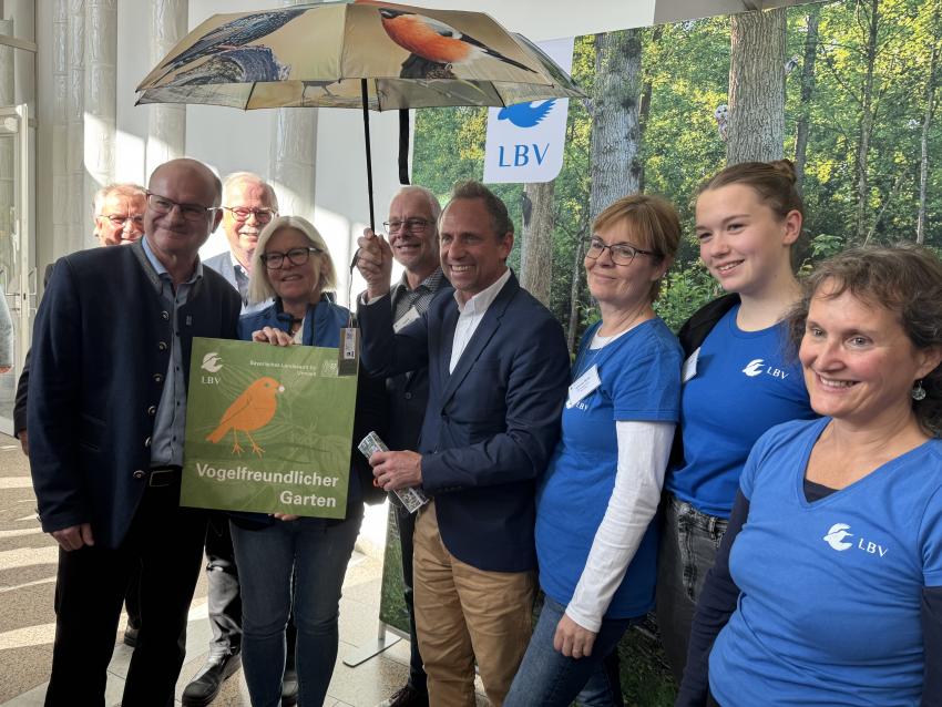 Gruppenfoto mit Umweltminister Thorsten Glauber, LBV-Vorsitzender Dr. Norbert Schäfer und weitere LBV-Mitglieder.