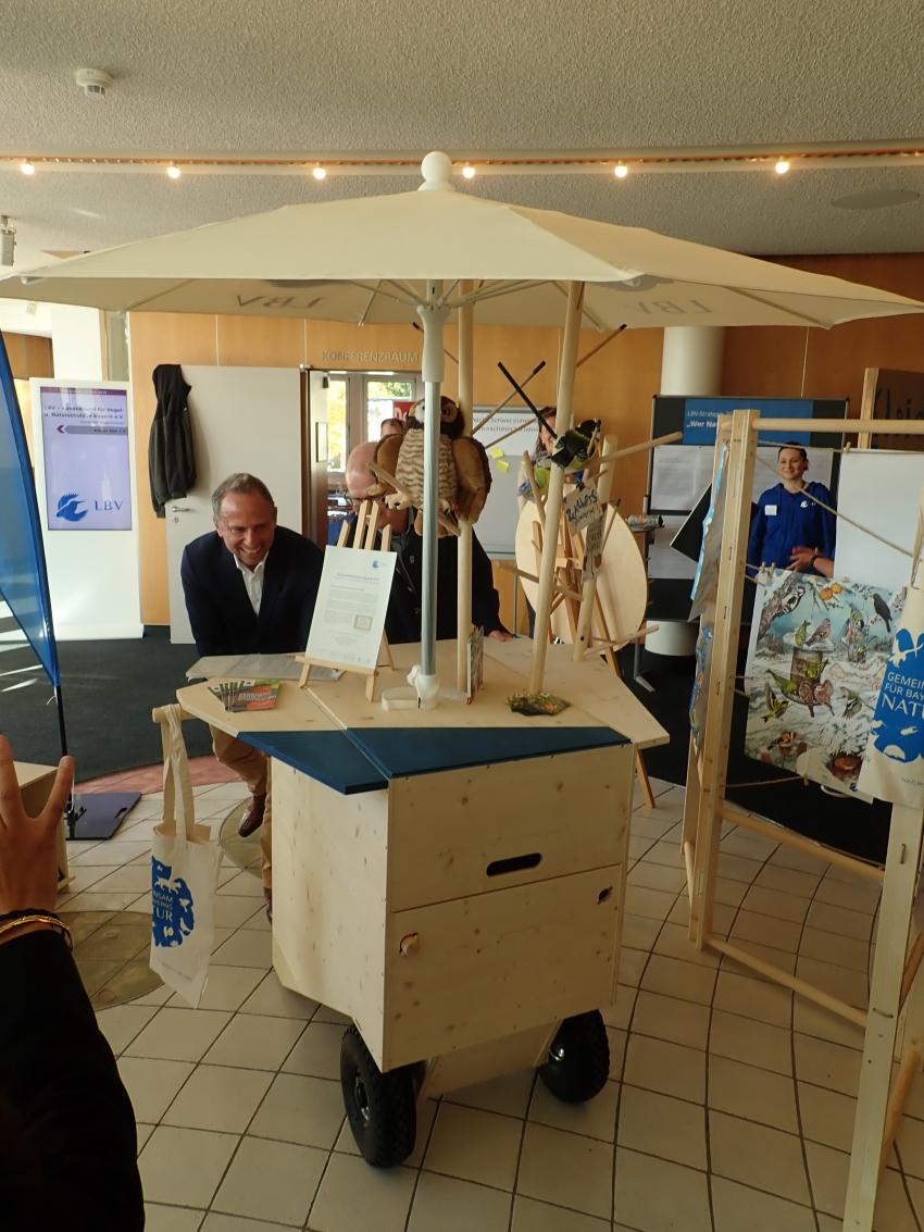 Das Foto zeigt den neuen Präsentationsstand mit integriertem Sonnenschirm.