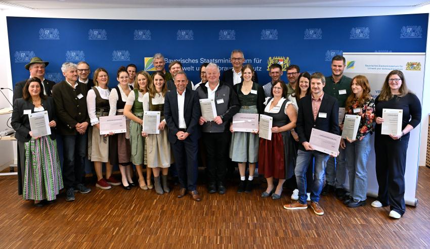 Bild vergrössert sich per Mausklick - >Termin - Ehrenauszeichnung REGION.TRADITION.INNOVATION. 2025