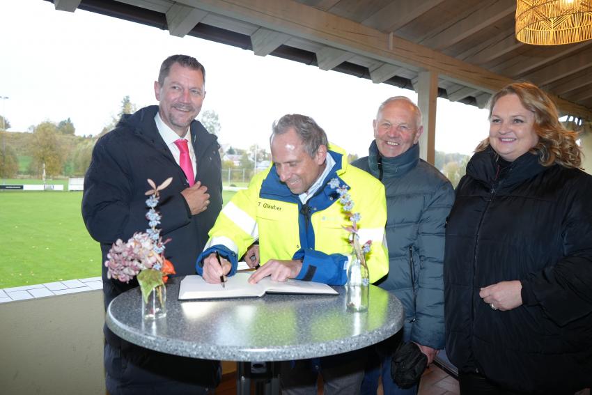 Bild vergrössert sich per Mausklick - >Termin - Eintragung in das goldene Buch der Gemeinde Bergkirchen
