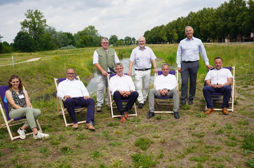 Gruppenfoto an der umgestalteten Altmühlpromenade in Gunzenhausen