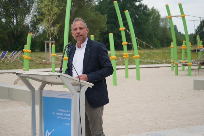 Umweltminister Thorsten Glauber hält eine Rede zur neugestalteten Altmühlaue