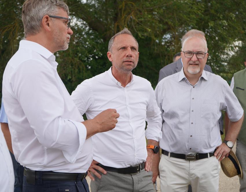 von links nach rechts: Karl-Heinz Fitz, 1. Bürgermeister der Stadt Gunzenhausen, Umweltminister Thorsten Glauber, und Helmut Schnotz, MdL
