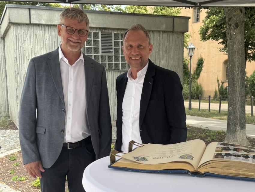 Umweltminister Thorsten Glauber (rechts) und Karl-Heinz Fitz, 1. Bürgermeister der Stadt Gunzenhausen