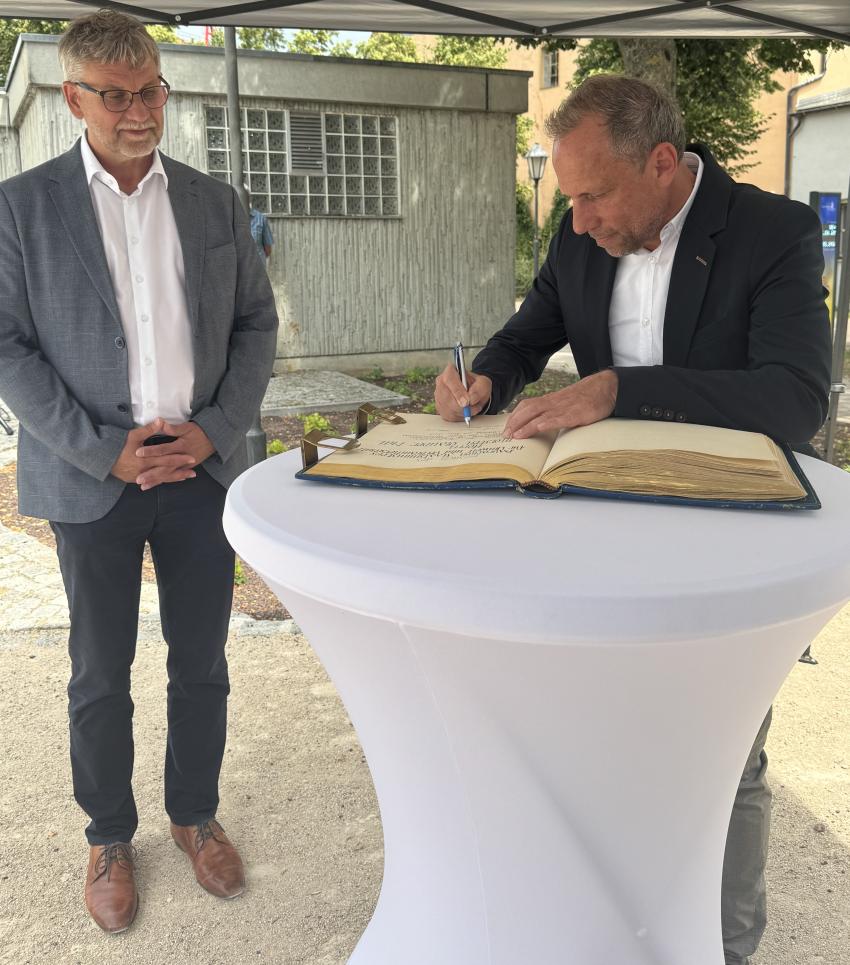 Umweltminister Thorsten Glauber trägt sich ins Goldene Buch der Stadt Gunzenhausen ein