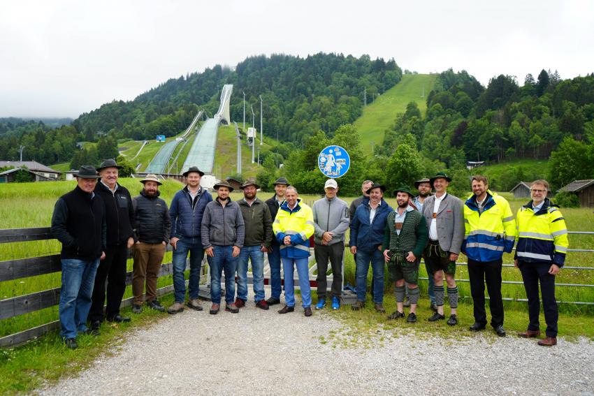 Gruppenbild der Einweihung der Hochwasserschutzmaßnahmen an Kanker und Partnach 