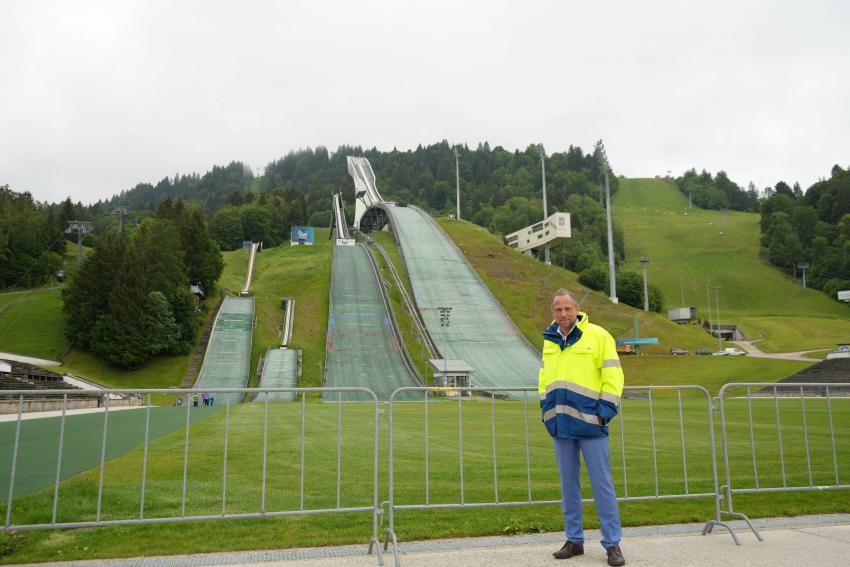 Umweltminister Thorsten Glauber vor der Skisprungschanze in Garmisch-Partenkirchen