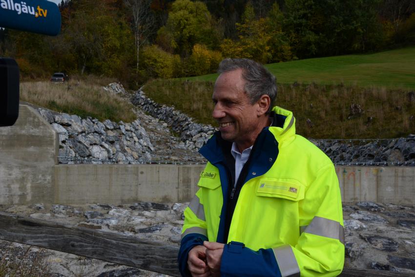 Umweltminister Thorsten Glauber  bei der offiziellen Einweihung der Schutzbauwerke in Wagneritz