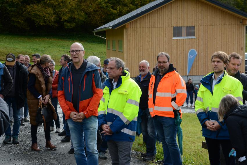 Umweltminister Thorsten Glauber  bei der offiziellen Einweihung der Schutzbauwerke in Wagneritz