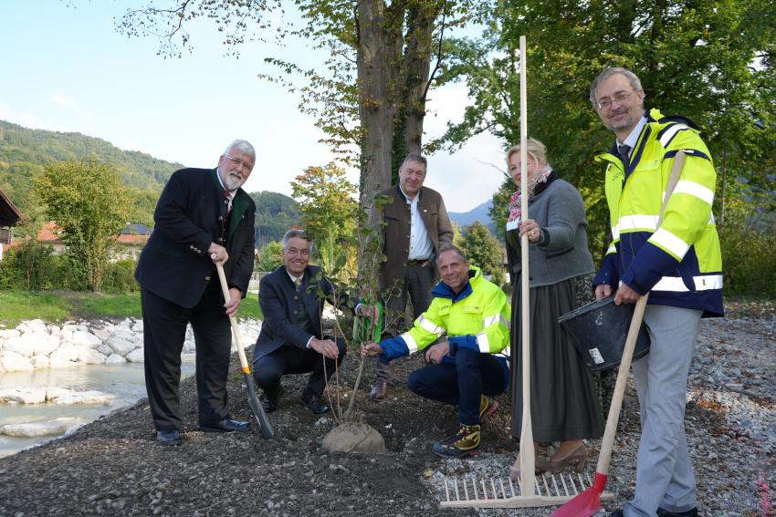 von links nach rechts: Sebastian Friesinger, MdL, Otto Lederer, Landrat Landkreis Rosenheim, Josef Lausch, MdL, Umweltminister Thorsten Glauber, Susanne Grandauer, 1. Bürgermeisterin Nußdorf am Inn und Dr. Tobias Hafner,  Leiter WWA Rosenheim
