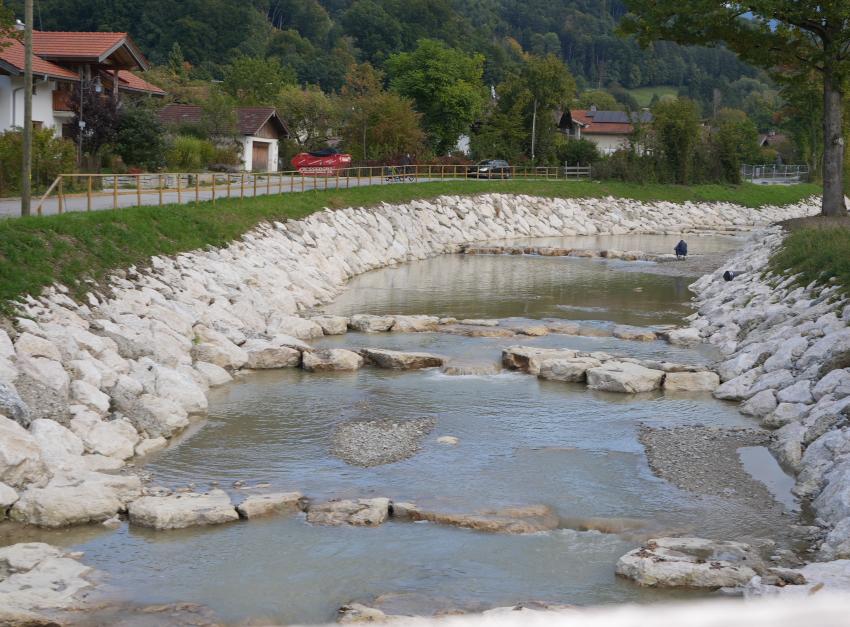 Der Hochwasserschutz in Nußdorf am Inn entlang des Steinbachs wurde in den zurückliegenden Jahren deutlich ausgebaut – Maßnahmen, die sich beim Hochwasser im Juni 2024 bereits bewährt haben.