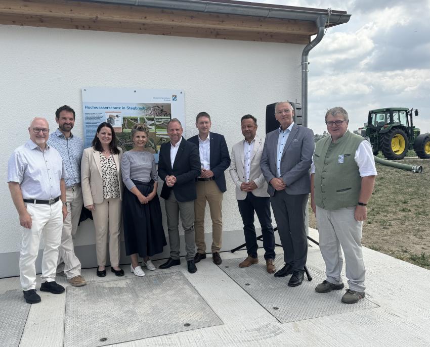 Gruppenfoto von der Einweihung und Eröffnung des Hochwasserschutzes Stegbruck