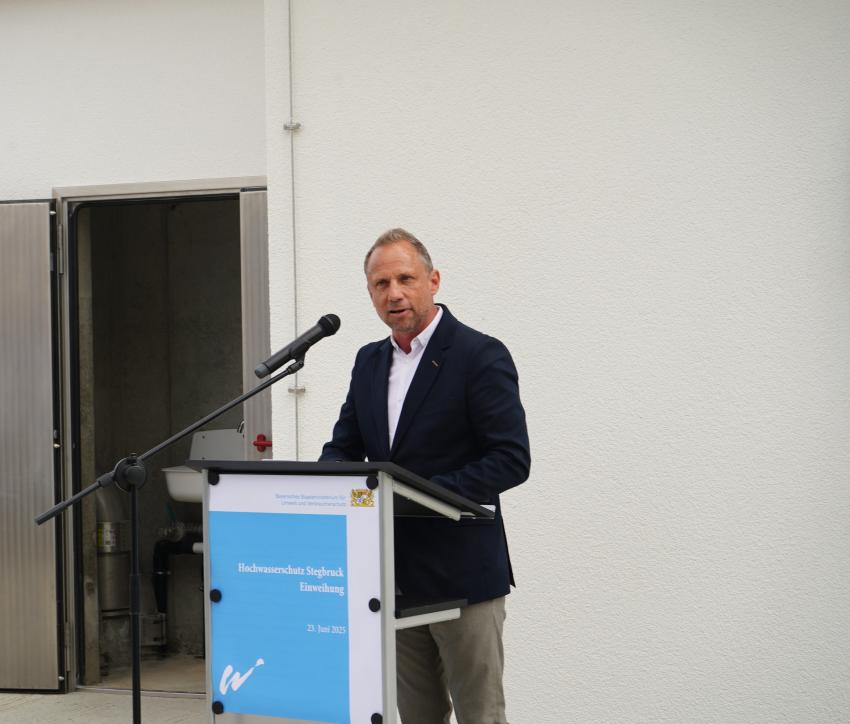 Umweltminister Thorsten Glauber hält eine Rede über den Hochwasserschutz für Stegbruck