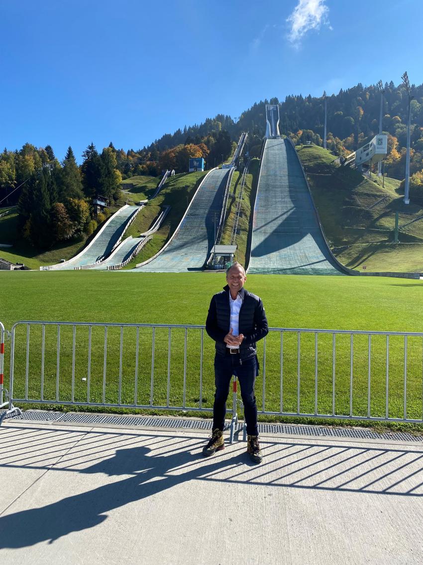 Minister Glauber bei der Einweihung des neuartigen Wildholzrechen am Ferchenbach, einem Zulauf zur Partnach und der Partnachklamm in Garmisch-Partenkirchen 