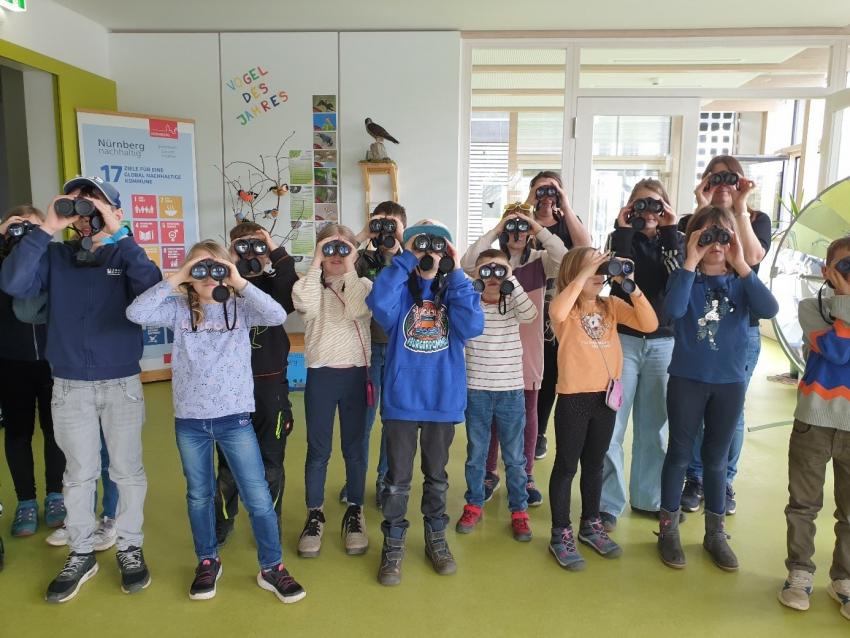 Vogelbeobachtung mit Fernglas