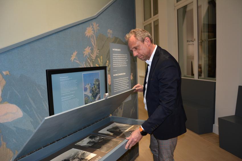 Umweltminister Thorsten Glauber schaut sich die schwarz-weiß Bilder zur Erforschung der Zugspitze an