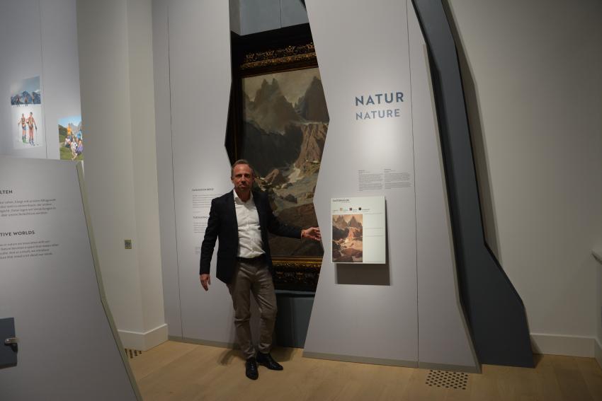 Umweltminister Thorsten Glauber bei der Wiedereröffnung des Alpinen Museums