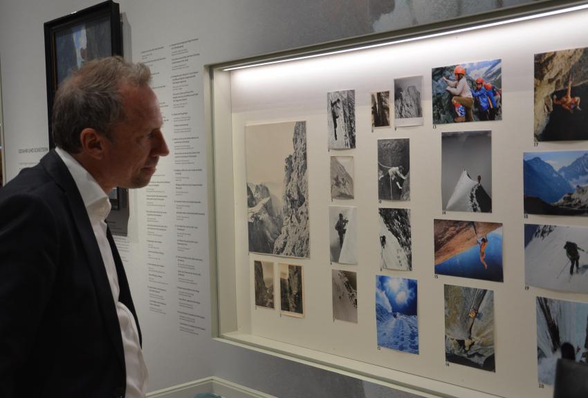 Umweltminister Thorsten Glauber schaut sich die Ausstellung 