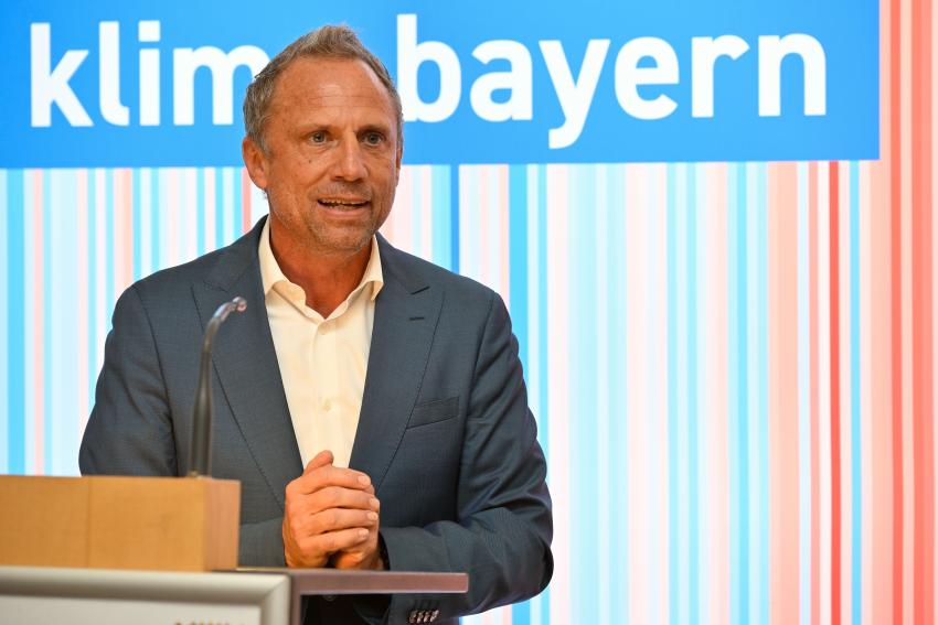 Umweltminister Thorsten Glauber hält eine Ansprache zum Start der Bayerischen Klimawoche