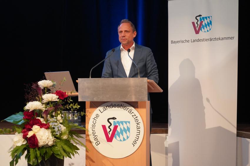Umweltminister Thorsten Glauber steht am Rednerpult und spricht ein Grußwort.