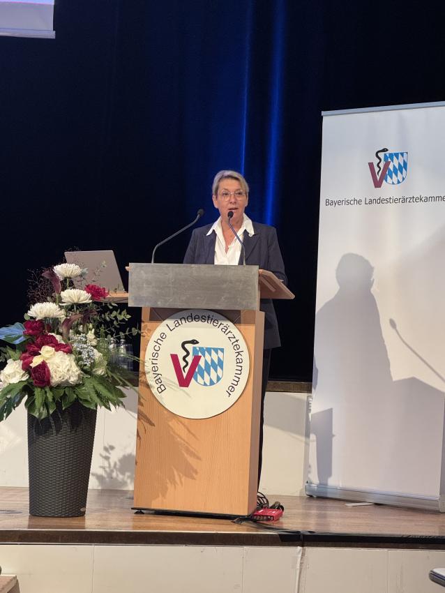 Am Rednerpult spricht Dr. Iris Fuchs, Präsidentin der Bayerischen Landestierärztekammer (BLTK).