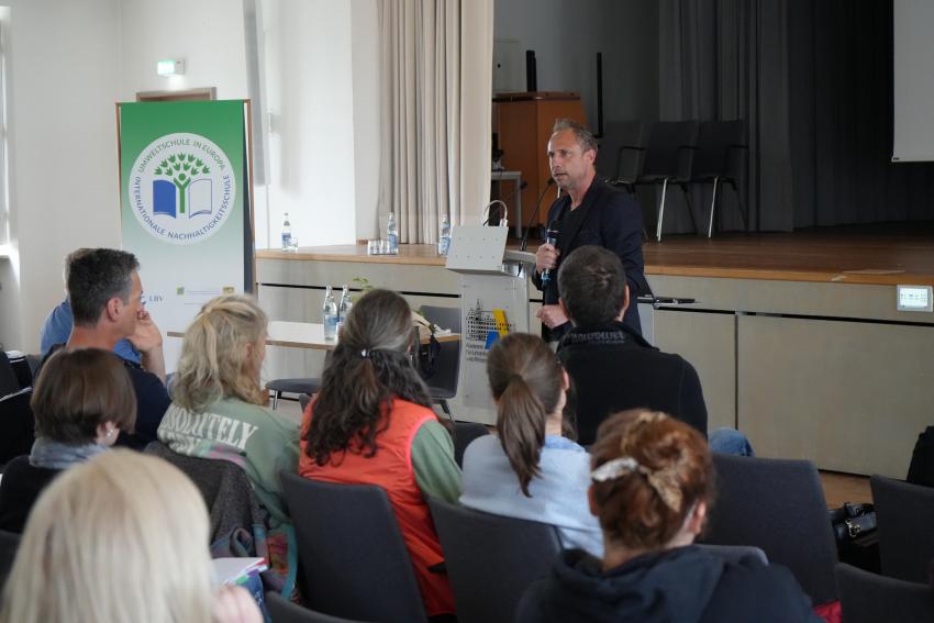 Umweltminister Thorsten Glauber spricht ein Grußwort bei der Eröffnung der Dillinger Nachhaltigkeitstage 2025 - BNE in den Dimensionen Ökologie, Ökonomie, Politik/Soziales