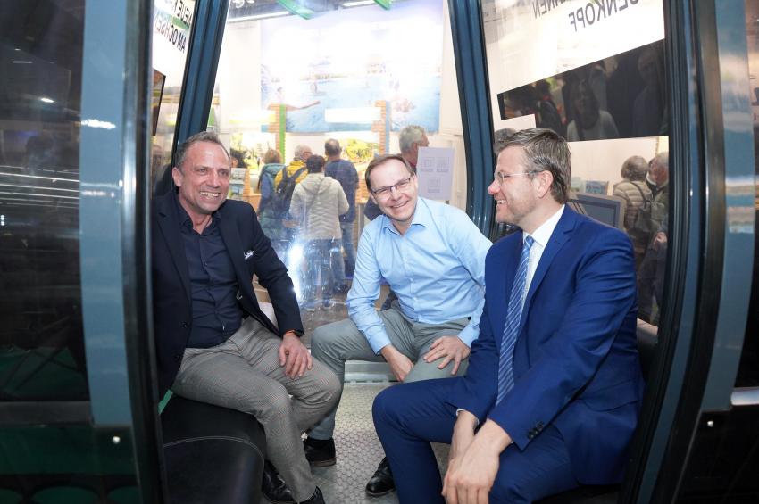 Umweltminister Thorsten Glauber am Stand vom Fichtelgebirge in der neuen Kabine der Ochenskopfbahn