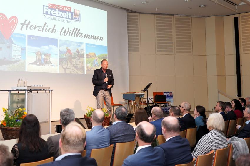 Umweltminister Thorsten Glauber eröffnet die Messe Freizeit