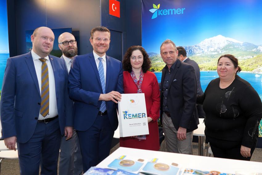 Umweltminister Thorsten Glauber (2. v. rechts) und Oberbürgermeister der Stadt Nürnberg, Markus König (3. von links),  am Stand des Ortes Kemer, Badeort in der Türkei