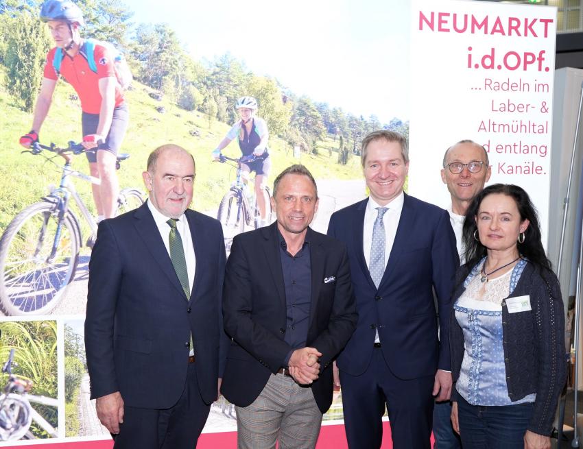 Umweltminister Thorsten Glauber am Stand der Stadt Neumarkt i. d. Opf. - Radeln im Laber- & Altmühltal und entlang der Kanäle