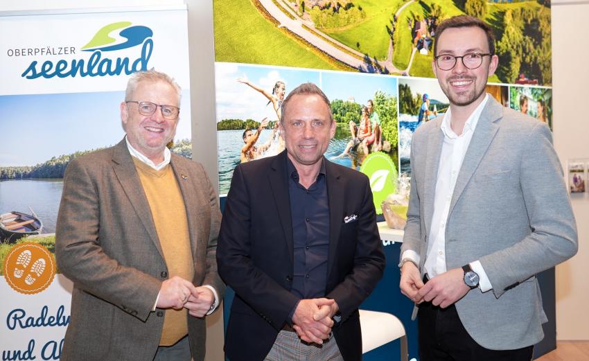 Umweltminister Thorsten Glauber am Stand vom Oberpfälzer Seenland