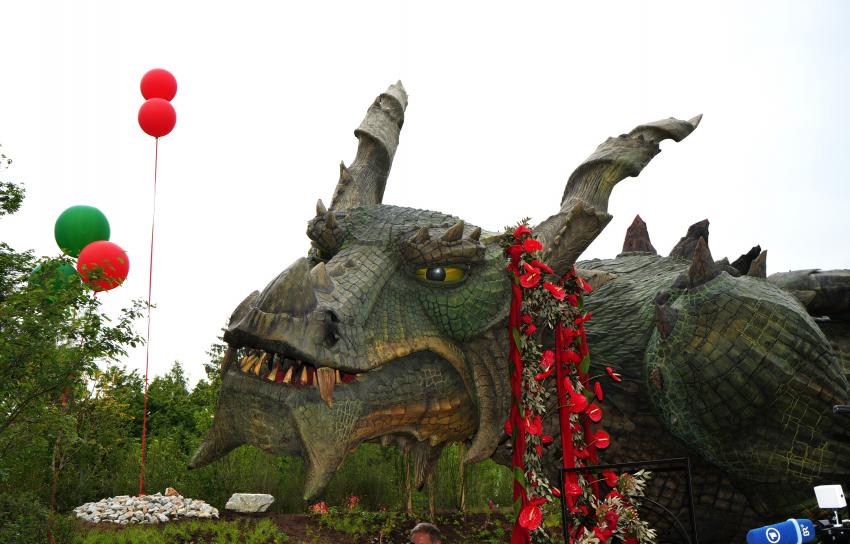 Der Kopf des Further Hightech-Drachen ist mit dem roten Eröffnungsband geschmückt. Der weltweit größte vierbeinige Schreitroboter steht sogar im Guinnessbuch der Rekorde, er ist ganze 15,5 m lang und 4,5 m hoch, seine Flügelspannweite misst 12 m und das Gewicht liegt bei 11 Tonnen.
