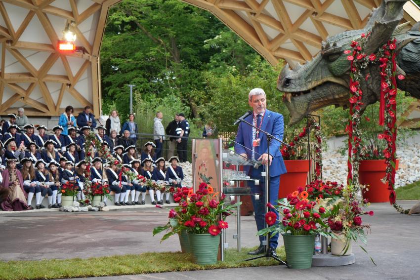 Sandro Bauer (1. Bürgermeister Furth im Wald und Aufsichtsratsvorsitzende der Landesgartenschau Furth im Wald 2025 gGmbH) steht am Rednerpult.