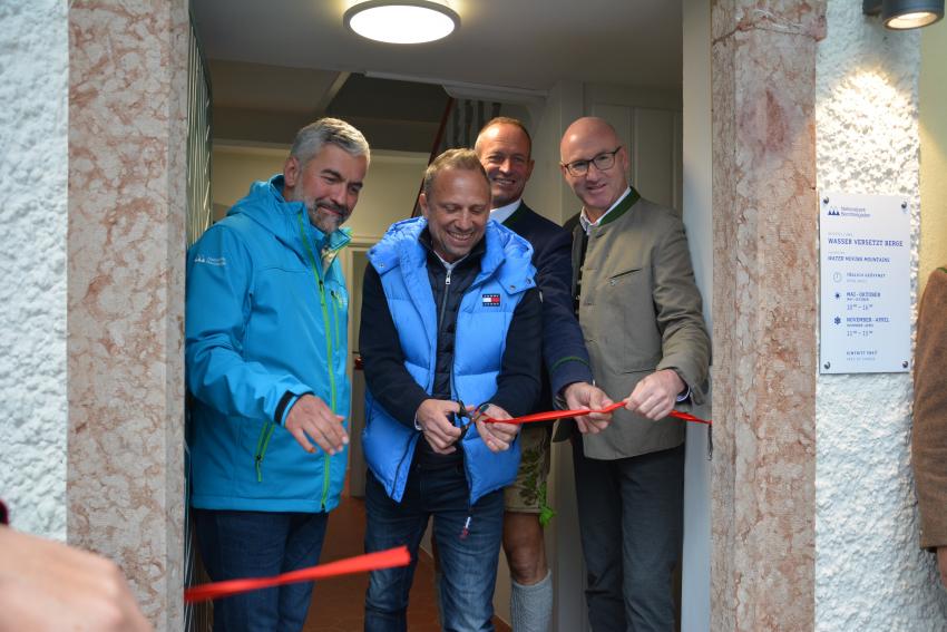 Umweltminister Thorsten Glauber (2.v.l.) eröffnet mit Dr. Roland Baier (Leiter der Nationalparkverwaltung Berchtesgaden), Hannes Rasp (Bürgermeister Gemeinde Schönau am Königssee) und Bernhard Kern (Landrat Berchtesgadener Land) die neue Besuchereinrichtung des Nationalparks Berchtesgaden auf St. Bartholomä.