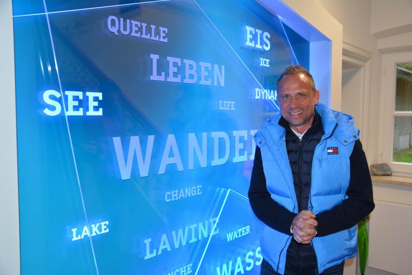 Umweltminister Thorsten Glauber im Ausstellungsbereich 1